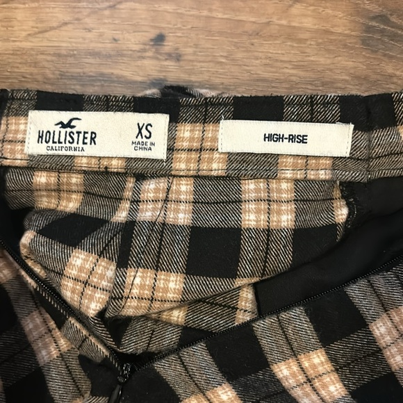 MAKE AN OFFER!! Mini skirt from Hollister, also has pockets. New condition - Picture 3 of 3